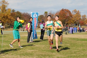 追い抜こうとする小千谷中学校の選手の画像