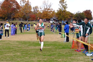 1位で走る小千谷中学校の選手の画像