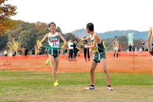 4区から5区へタスキをつなぐ小千谷中学校の選手の画像