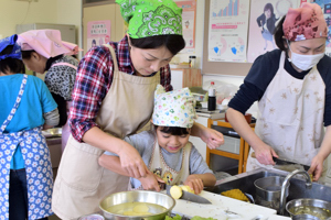 野菜を切る参加者の画像