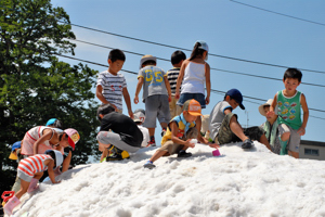 雪山の上で遊ぶ子どもたちの画像