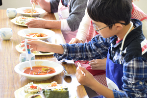 料理の塩分を計る参加者の画像