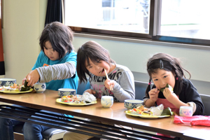 料理を食べる参加者の画像