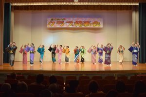 民踊を披露する学級生の画像