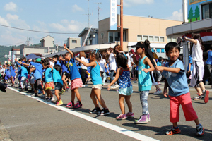 ダンスを披露する子どもたちの画像