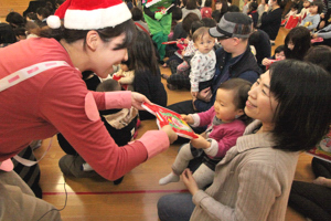 クリスマスプレゼントをもらう子どもの画像