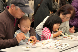 ちまきを食べている子どもたちの画像