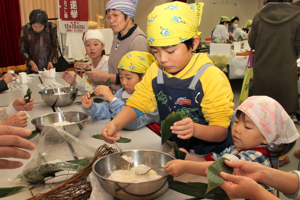 ちまきづくりに挑戦する子どもたちの画像