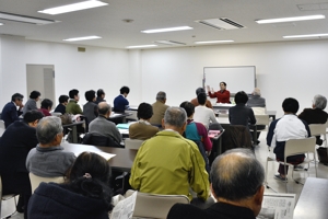 講師の話に聴き入る参加者の画像