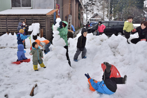 雪遊びをする参加者の画像