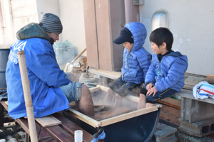 足湯に浸かる参加者の画像