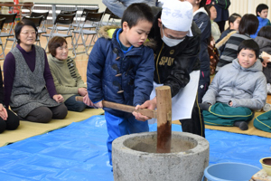 餅つきをする児童の画像