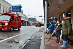 消防車両を見て喜ぶ子どもたちの画像