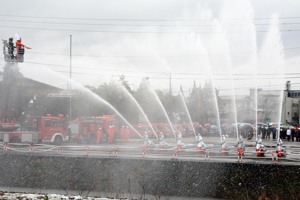 息を合わせて波状に放水する消防団員の画像