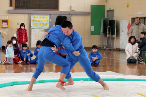 力強い取り組みを行う高学年男子の画像