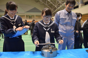 金属加工を体験する中学生