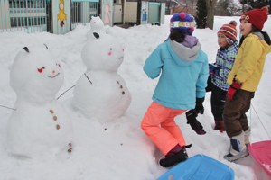 雪だるまと子どもたちの画像