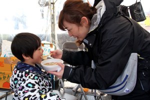 すいとん汁を食べる親子の画像