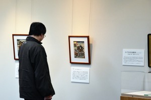 展示のされた作品を見る来場者の画像