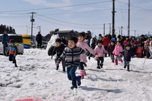 景品を目指して走る子どもたちの画像