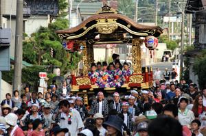 町内を練り歩く祭り屋台の画像