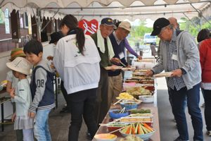 料理をとる参加者の写真