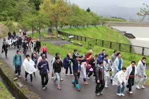 調整池の周辺を歩く参加者の画像