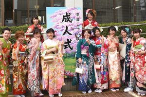 看板の前で記念撮影をする新成人の画像