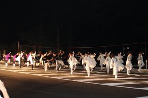 よさこいを競演する踊り手の画像