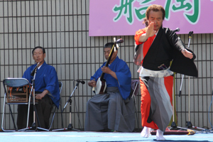 ステージショーで民踊を披露している画像