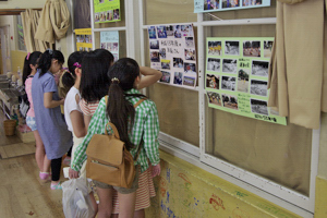 展示された写真を見る子どもたちの画像