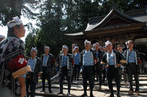 浅原神社に木遣りを奉納する片貝伝統芸能保存会のみなさんの画像