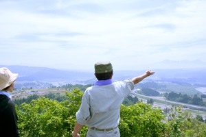 途中の休憩所で越後三山をのぞむ画像