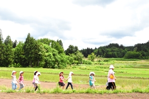 農道を帰る園児の写真