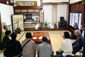 慈眼寺の会見の間で説明を聴く参加者の画像