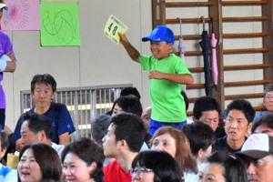 抽選に当たって喜ぶ参加者の画像