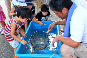 金魚すくいをする子どもの画像