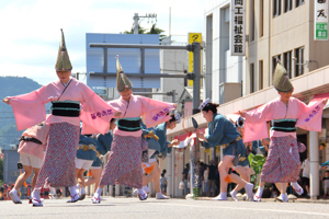 阿波踊りが披露するおぢや連の画像