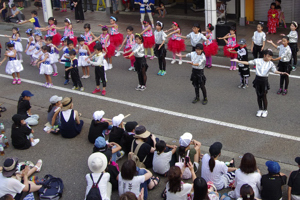 ダンスを披露する子どもたちの画像