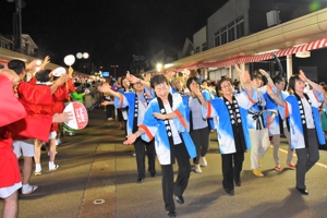 民謡流しを踊る参加者の画像