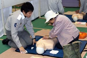 心肺蘇生法の体験をする来場者の画像