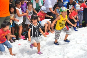 雪山から宝を探している子どもたちの画像