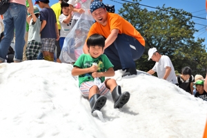 雪のすべり台で遊ぶ子どもの画像