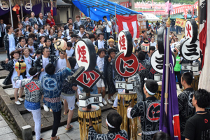 浅原神社で木遣りを奉納する若者の画像