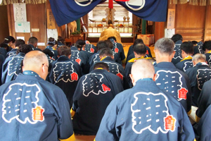 浅原神社でお祓いをする還暦のみなさんの画像