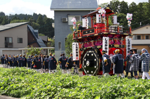 町内を練り歩く還暦のみなさんの画像