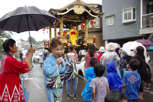 片貝大花火音頭を歌う中山あかりさんの画像