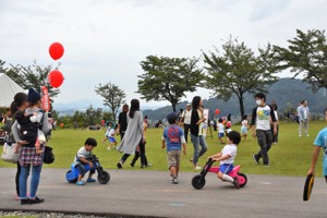 芝生広場で遊ぶ子どもたちの画像