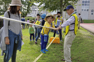 綱渡りをする子どもの画像