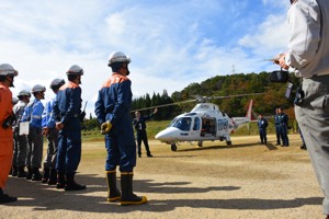 機体の説明を受ける消防隊員の画像